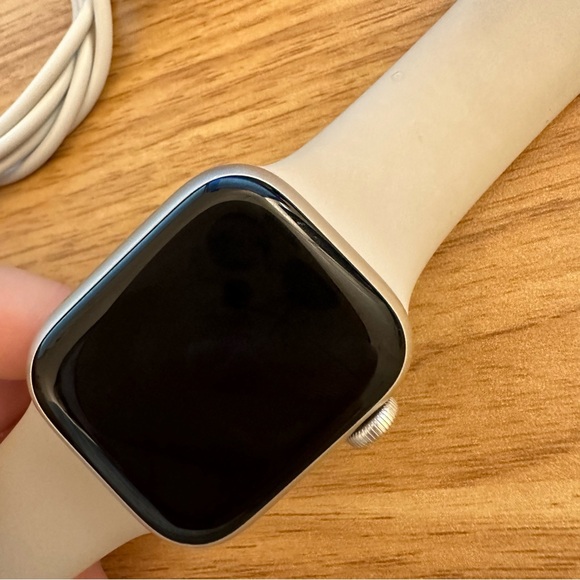 Apple Watch Series 8 GPS + Cellular 41mm Starlight Aluminum Case - Picture 5 of 6